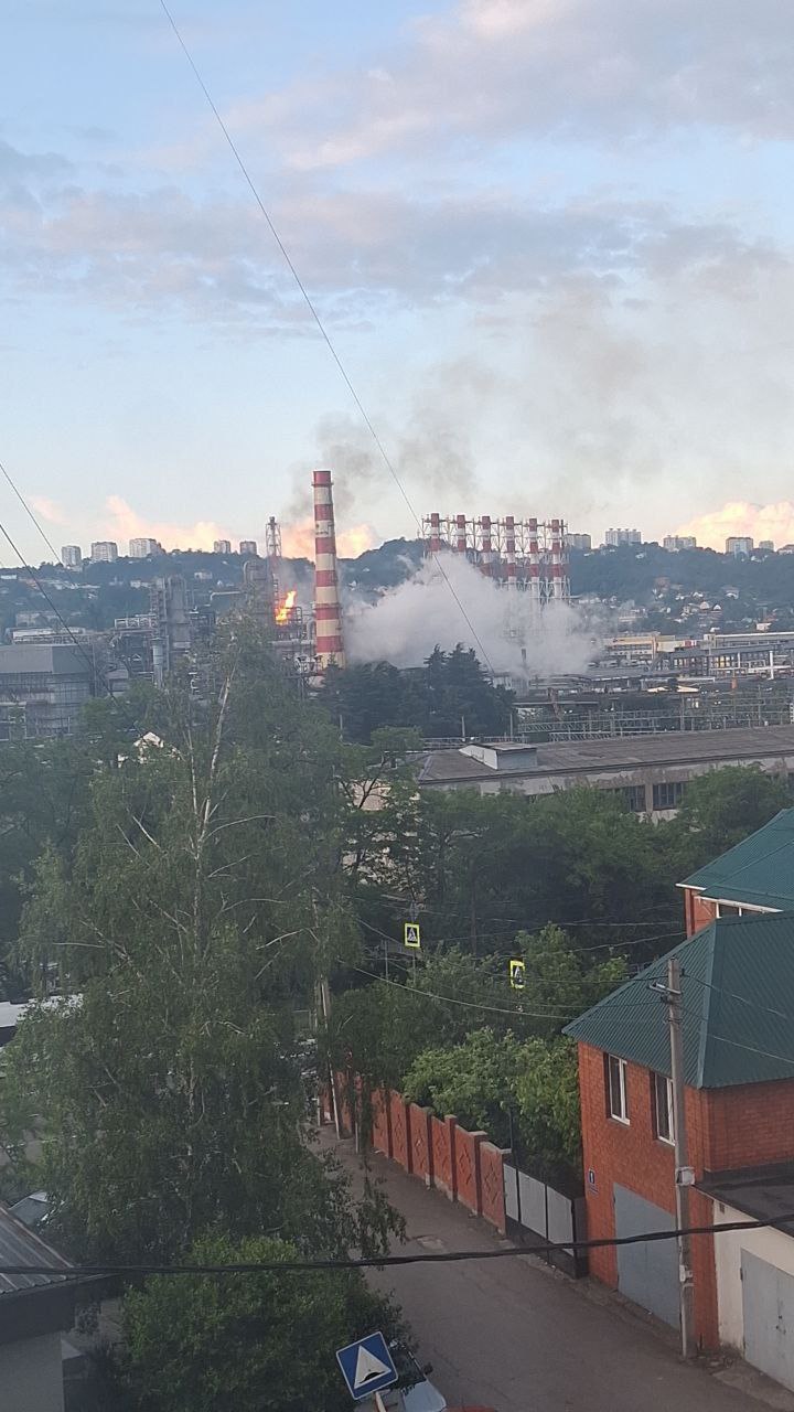 Вибухи в Краснодарському краї: на НПЗ в Туапсе сталася пожежа через удар дронів